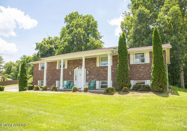 Photo 2 of Sale Pending at 1407 Rosalyn Dr, Knoxville, TN 37914 | MLS# 1346244 | Listing updated on 2026-08-03