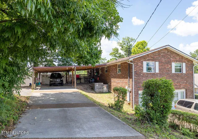 Photo 4 of Sale Pending at 1407 Rosalyn Dr, Knoxville, TN 37914 | MLS# 1346244 | Listing updated on 2026-08-03