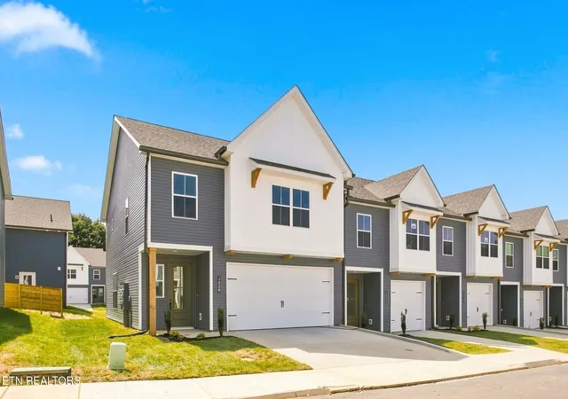 Photo 3 of Sale Pending at 1628 Lateglow Way, Knoxville, TN 37931 | MLS# 1346237 | Listing updated on 2026-08-27