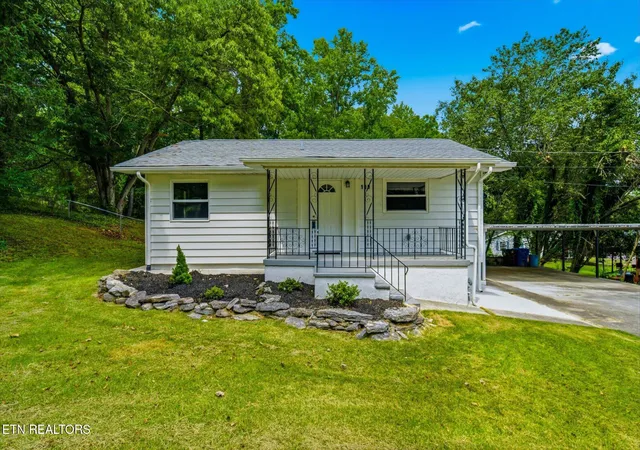 Homes for sale in Oak Ridge, TN | 100 Delaware Ave, Oak Ridge, TN 37830 | MLS# 1346281