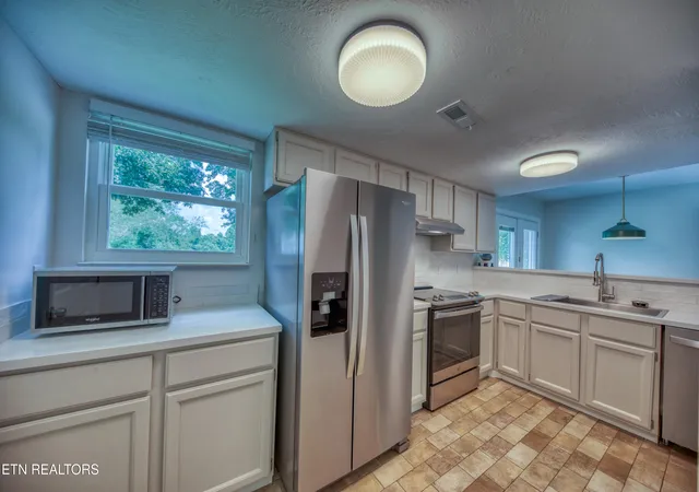 Photo 2 of Sale Pending at 6012 Woodbark Tr, Knoxville, TN 37921 | MLS# 1346751 | Listing updated on 2026-08-30