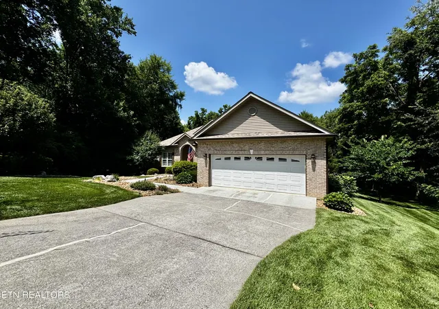 Photo 3 of Sale Pending at 232 Mialaquo Cir, Loudon, TN 37774 | MLS# 1346454 | Listing updated on 2026-10-02