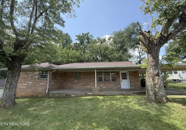 Homes for sale in Harriman, TN | 419 Carlock Ave, Harriman, TN 37748 | MLS# 1346653