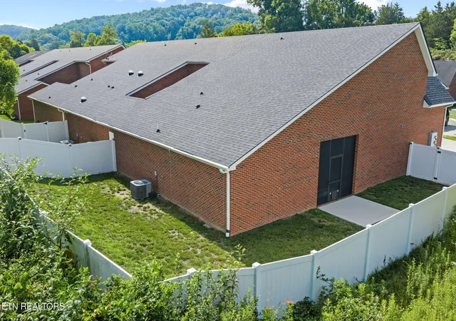 Photo 3 of Sale Pending at 8333 Tumbled Stone Way, Knoxville, TN 37931 | MLS# 1346526 | Listing updated on 2026-08-23