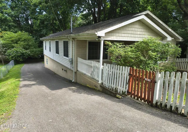 Photo 3 of Single family home for sale at 1919 Shasta Rd, Maryville, TN 37801 | MLS# 1346496 | Listing updated on 2026-08-28