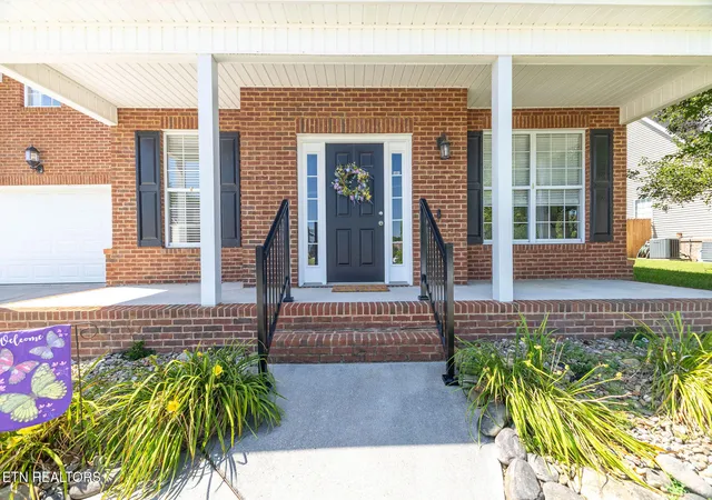 Homes for sale in Lenoir City, TN | 120 E Glenview Dr, Lenoir City, TN 37771 | MLS# 1347227