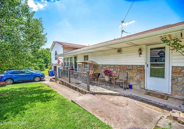 2nd image of 958 W Hunt Rd, Alcoa, TN 37701 | MLS# 1346657