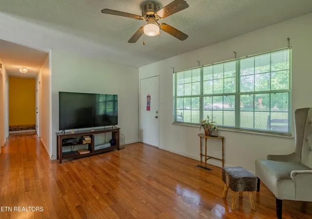 3rd image of 210 Jackson Ln, Oliver Springs, TN 37840 | MLS# 1346880