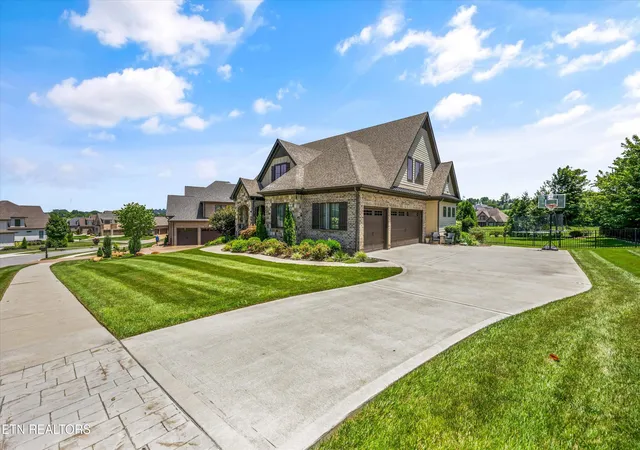 Photo 2 of Single family home for sale at 528 Larksong Dr, Farragut, TN 37934 | MLS# 1347395 | Listing updated on 2026-10-06
