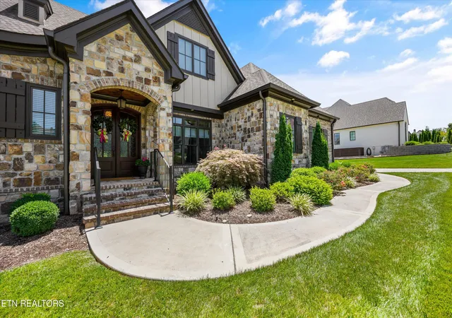 Photo 3 of Single family home for sale at 528 Larksong Dr, Farragut, TN 37934 | MLS# 1347395 | Listing updated on 2026-10-06