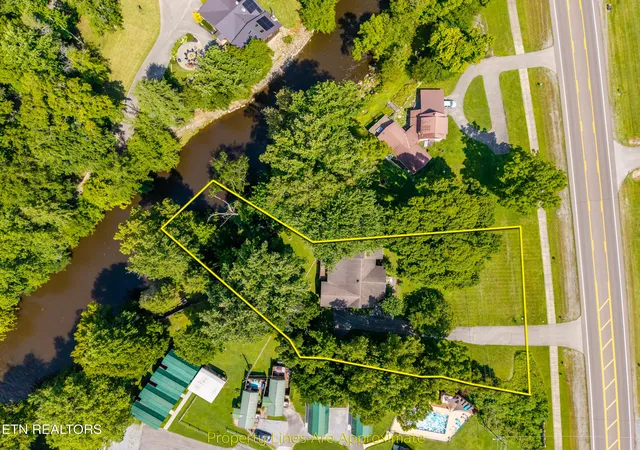 Photo 1 of Single family home for sale at 8229 E Lamar Alexander Pkwy, Townsend, TN 37882 | MLS# 1346643 | Listing updated on 2026-10-01