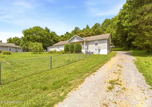 3rd image of 633 Russell Ave, Harriman, TN 37748 | MLS# 1346853