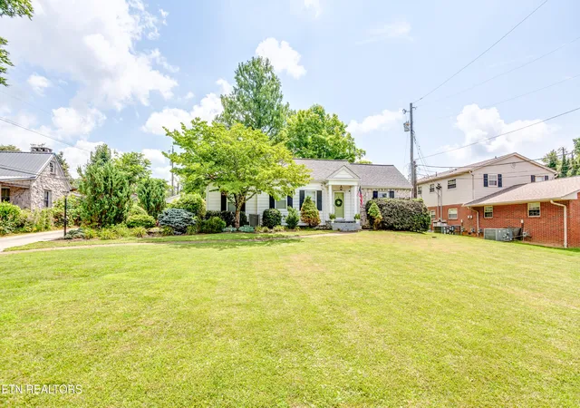 Photo 3 of Sale Pending at 5026 Jacksboro Pike, Knoxville, TN 37918 | MLS# 1346747 | Listing updated on 2026-08-20