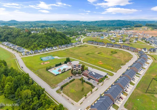 Homes for sale in Oak Ridge, TN | 100 Forestberry St, Oak Ridge, TN 37830 | MLS# 1346767
