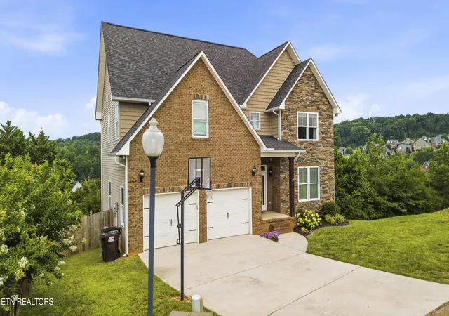 Homes for sale in Knoxville, TN | 705 Huntcliff Ln, Knoxville, TN 37922 | MLS# 1347734