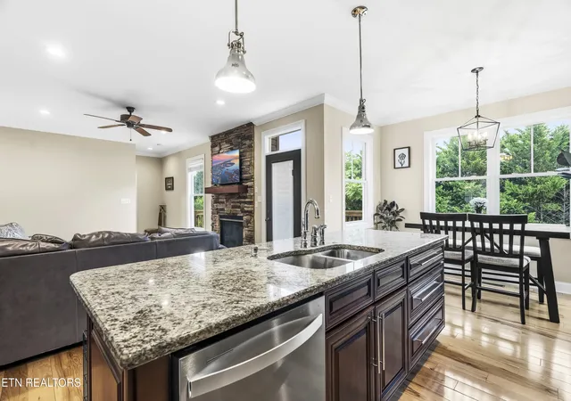 Homes for sale in Knoxville, TN | 705 Huntcliff Ln, Knoxville, TN 37922 | MLS# 1347734