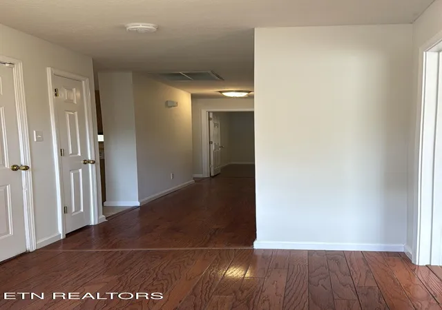 Photo 3 of Sale Pending at 401 Winthrope Way, Knoxville, TN 37923 | MLS# 1346828 | Listing updated on 2026-09-01