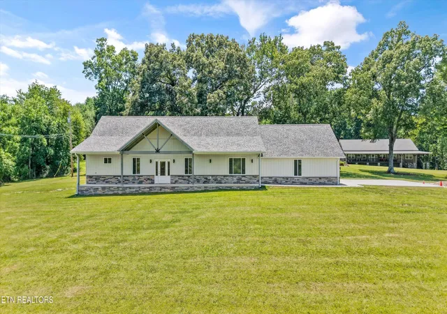 Homes for sale in Sunbright, TN | 131 Burrville Rd, Sunbright, TN 37872 | MLS# 1346924