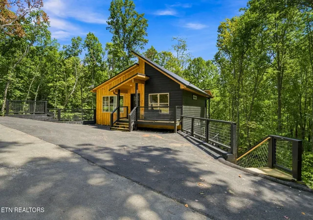 Photo 2 of Single family home for sale at 2670 Grassy Branch Loop, Sevierville, TN 37876 | MLS# 1347057 | Listing updated on 2026-10-08