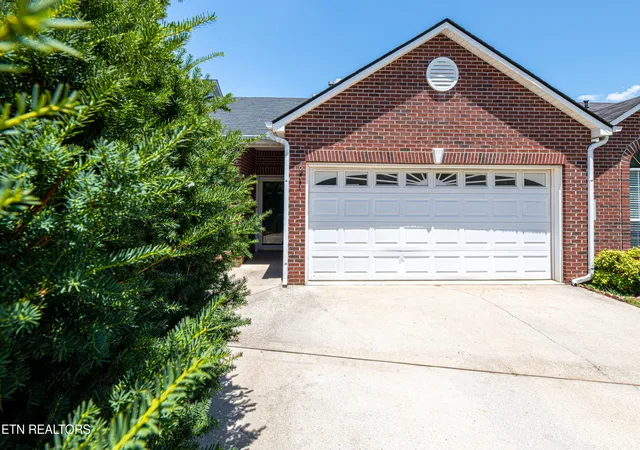 Photo 3 of Single family home for sale at 311 Creekview Ln, Knoxville, TN 37923 | MLS# 1347068 | Listing updated on 2026-09-10