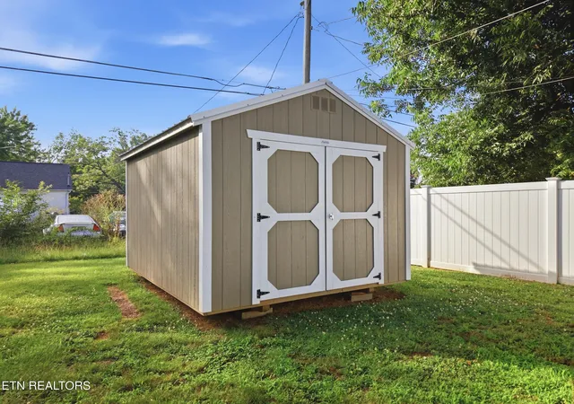 Photo 4 of Single family home for sale at 1613 Madison Ave, Maryville, TN 37804 | MLS# 1347084 | Listing updated on 2026-09-12