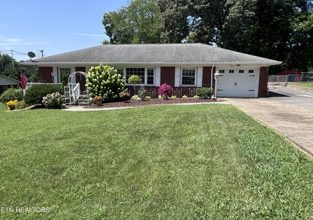 Homes for sale in Clinton, TN | 313 Cross St, Clinton, TN 37716 | MLS# 1347181