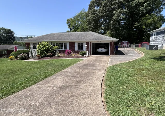 Homes for sale in Clinton, TN | 313 Cross St, Clinton, TN 37716 | MLS# 1347181