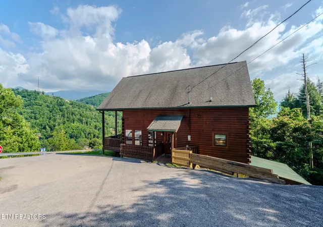 Homes for sale in Gatlinburg, TN | 205 W Pinnacle Dr, Gatlinburg, TN 37738 | MLS# 1347553