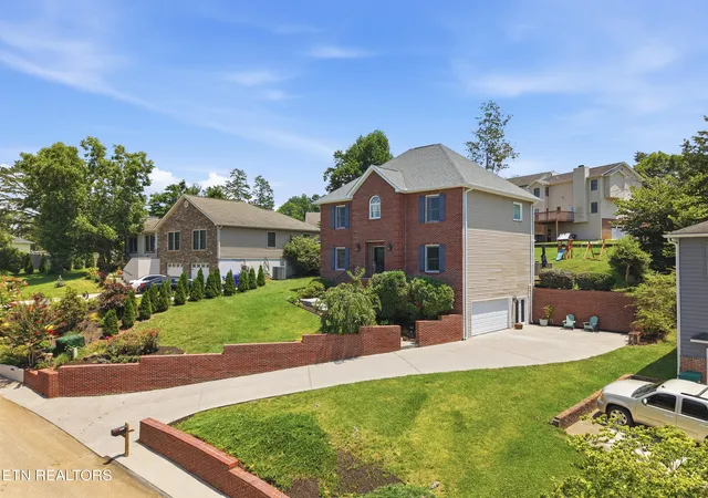 Photo 3 of Single family home for sale at 10108 Lonely Oak Ln, Knoxville, TN 37932 | MLS# 1347385 | Listing updated on 2026-07-27