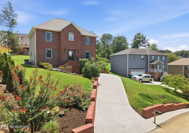 Photo 3 of Single family home for sale at 10108 Lonely Oak Ln, Knoxville, TN 37932 | MLS# 1347385 | Listing updated on 2026-07-27
