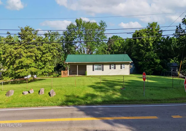 Photo 2 of Sale Pending at 11442 Snyder Rd, Knoxville, TN 37932 | MLS# 1347361 | Listing updated on 2026-08-02
