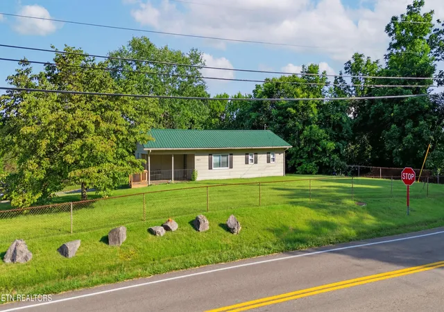 Photo 3 of Sale Pending at 11442 Snyder Rd, Knoxville, TN 37932 | MLS# 1347361 | Listing updated on 2026-08-02