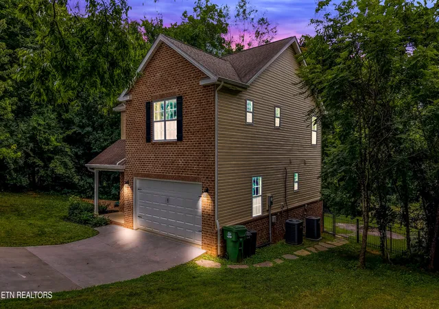 Photo 4 of Single family home for sale at 327 Brown School Rd, Maryville, TN 37804 | MLS# 1347957 | Listing updated on 2026-07-26