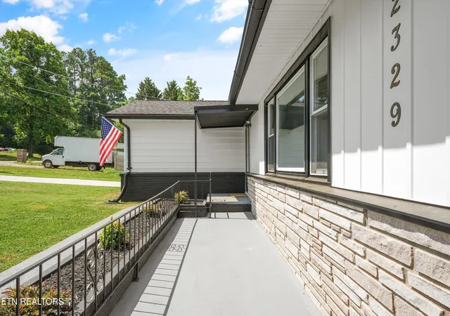 Photo 3 of Single family home for sale at 2329 Skyview Dr, Maryville, TN 37803 | MLS# 1347321 | Listing updated on 2026-09-09