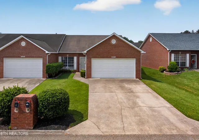 Homes for sale in Knoxville, TN | 4448 Broadmeadow Wy, Knoxville, TN 37912 | MLS# 1347451