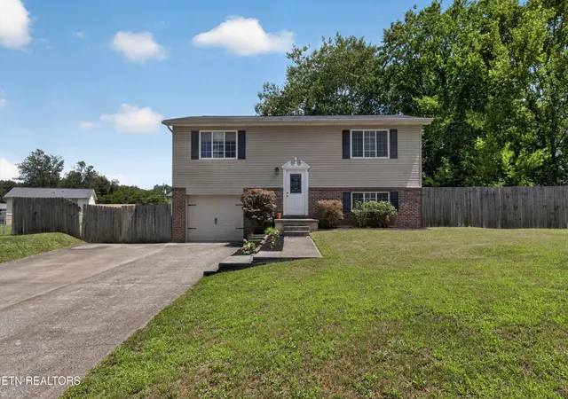 Photo 1 of Sale Pending at 10004 Branchview Dr, Knoxville, TN 37932 | MLS# 1347353 | Listing updated on 2026-08-28
