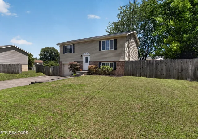 Photo 2 of Sale Pending at 10004 Branchview Dr, Knoxville, TN 37932 | MLS# 1347353 | Listing updated on 2026-08-28