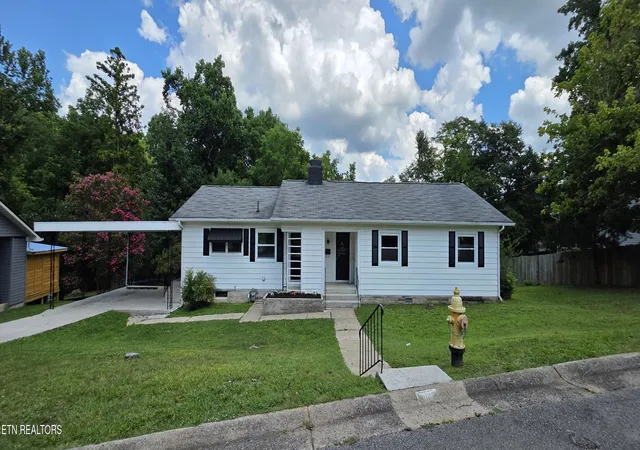 Homes for sale in Oak Ridge, TN | 102 Underwood Rd, Oak Ridge, TN 37830 | MLS# 1347428