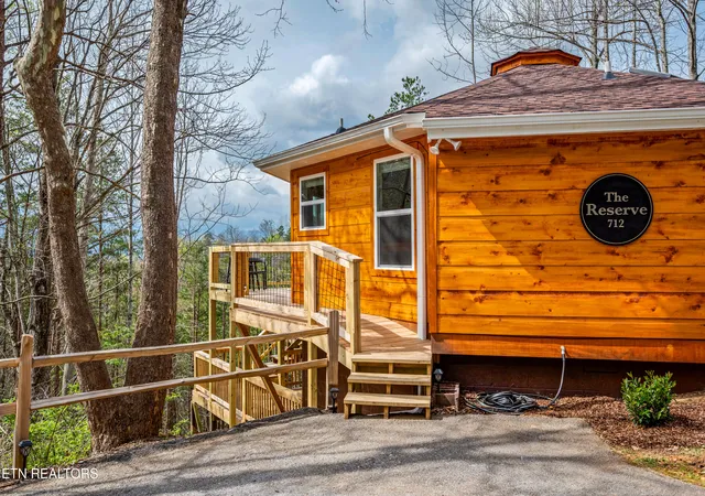 Homes for sale in Gatlinburg, TN | 712 Octagon Dr, Gatlinburg, TN 37738 | MLS# 1347381
