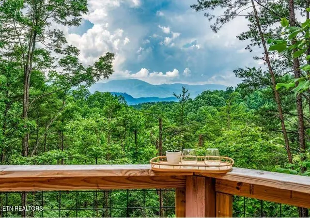 Homes for sale in Gatlinburg, TN | 712 Octagon Dr, Gatlinburg, TN 37738 | MLS# 1347381