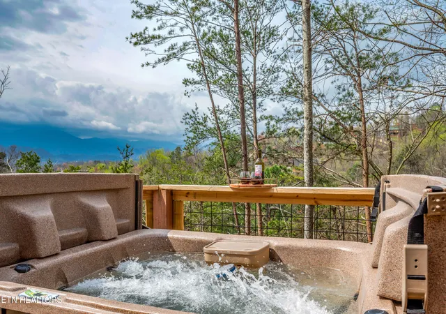 Homes for sale in Gatlinburg, TN | 712 Octagon Dr, Gatlinburg, TN 37738 | MLS# 1347381