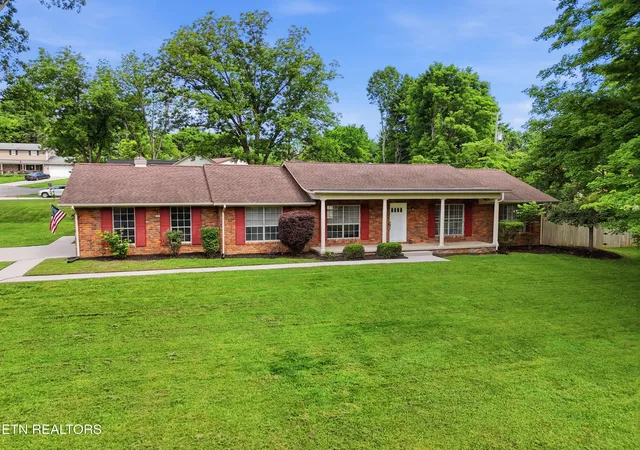 Photo 2 of Sale Pending at 102 Ruskin Cir, Maryville, TN 37803 | MLS# 1347483 | Listing updated on 2026-09-18