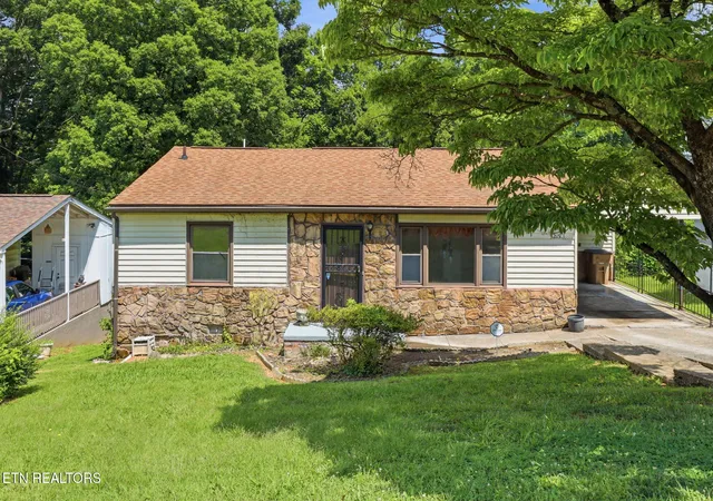 Homes for sale in Knoxville, TN | 3219 Lay Ave, Knoxville, TN 37914 | MLS# 1347508