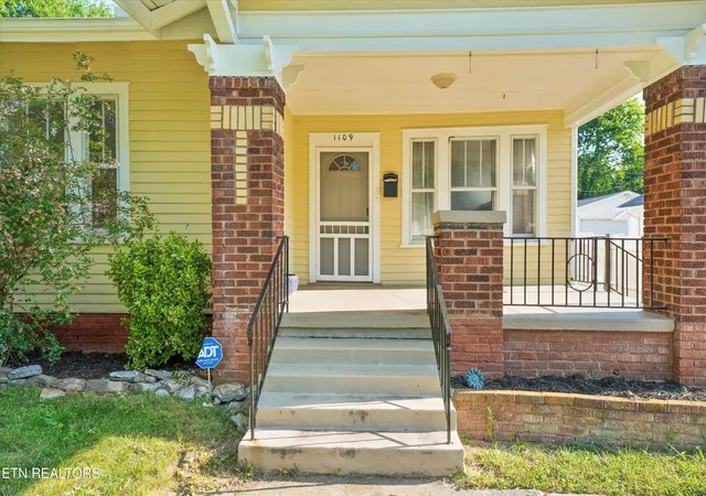 Homes for sale in Knoxville, TN | 1109 Fairfax Ave, Knoxville, TN 37917 | MLS# 1347691