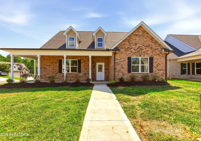 Photo 1 of Single family home for sale at 162 Crossroads Blvd, Oak Ridge, TN 37830 | MLS# 1347656 | Listing updated on 2026-10-21