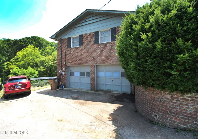 Homes for sale in Knoxville, TN | 3718 Cherrylog Rd, Knoxville, TN 37921 | MLS# 1348063