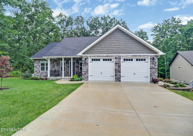 Photo 3 of Single family home for sale at 27 Ashford Pl, Crossville, TN 38558 | MLS# 1347983 | Listing updated on 2026-07-13