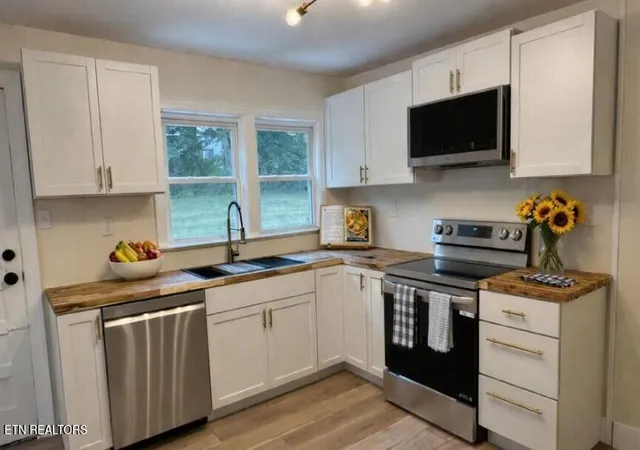 Photo 4 of Single family home for sale at 2204 Bradshaw Garden Rd, Knoxville, TN 37912 | MLS# 1348000 | Listing updated on 2026-08-29