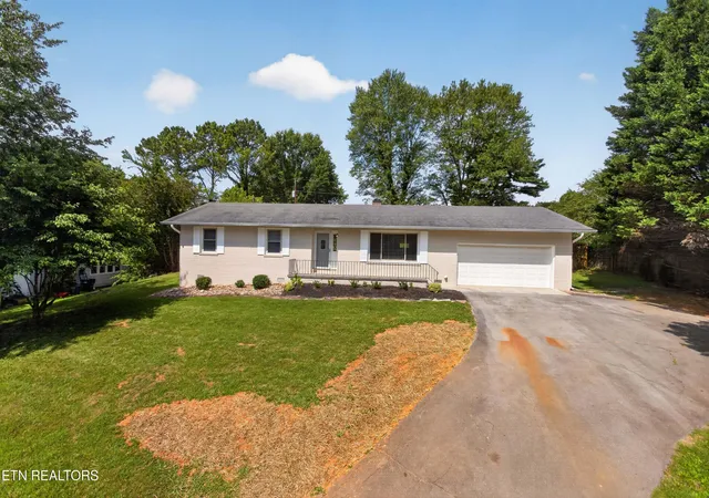 Photo 1 of Single family home for sale at 1221 Southbreeze Cir, Knoxville, TN 37919 | MLS# 1347977 | Listing updated on 2026-08-21