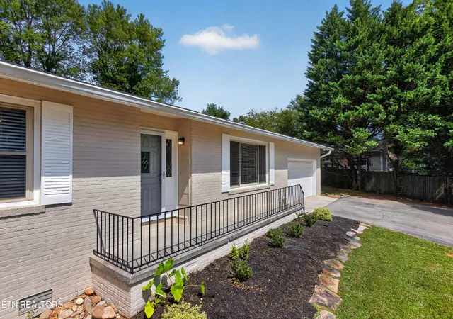 Photo 2 of Single family home for sale at 1221 Southbreeze Cir, Knoxville, TN 37919 | MLS# 1347977 | Listing updated on 2026-08-21